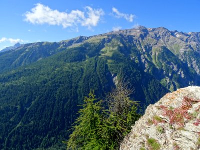 Au bout du col de la Pousterle, vue vers la Tête des Raisi… 