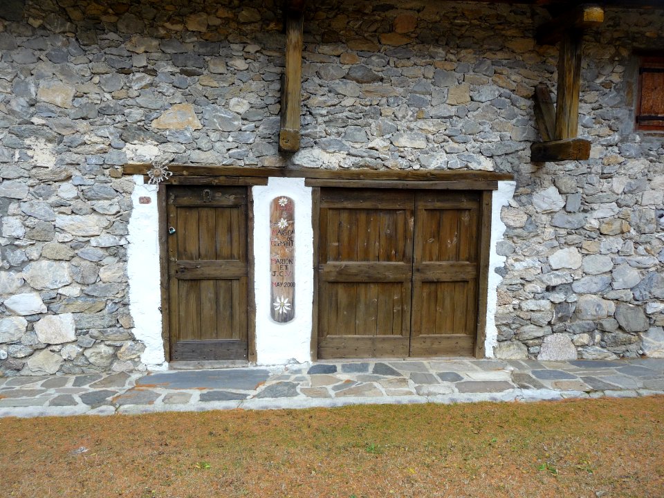 Portes de la Maison de Clement, hameau du Lauzet 
