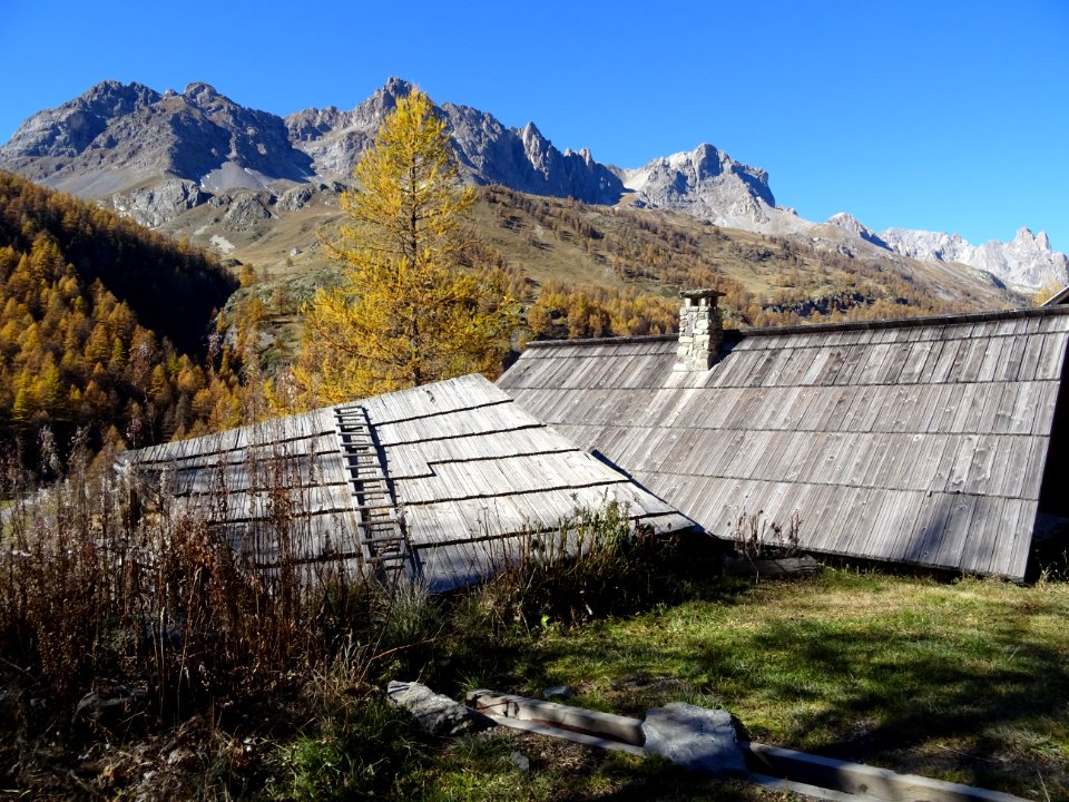 Chalets au dessus de la chapelle Sainte-Marie, Crête du Qu… 