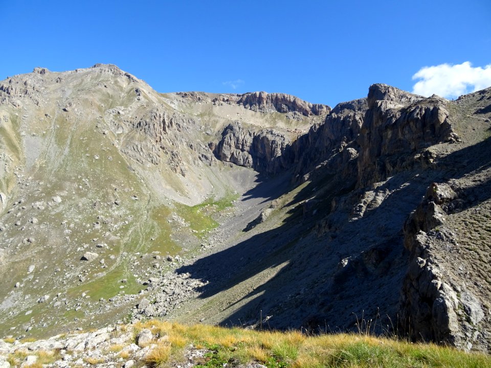 Dans la descente, regard arrière vers le haut 
