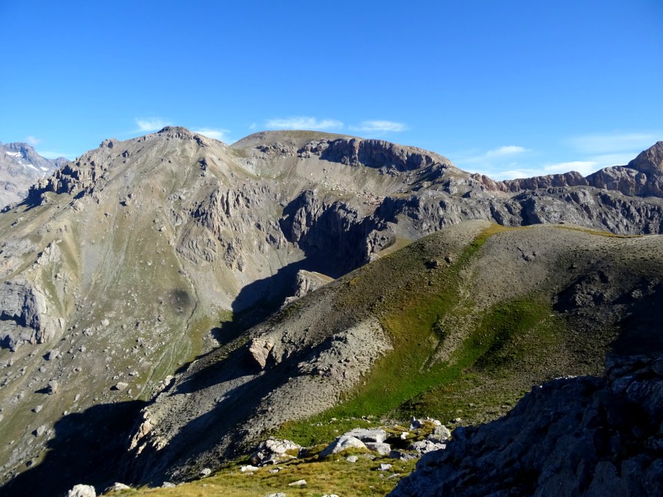 On arrive ainsi à droite du Col de Vallouise qu'on domine … 