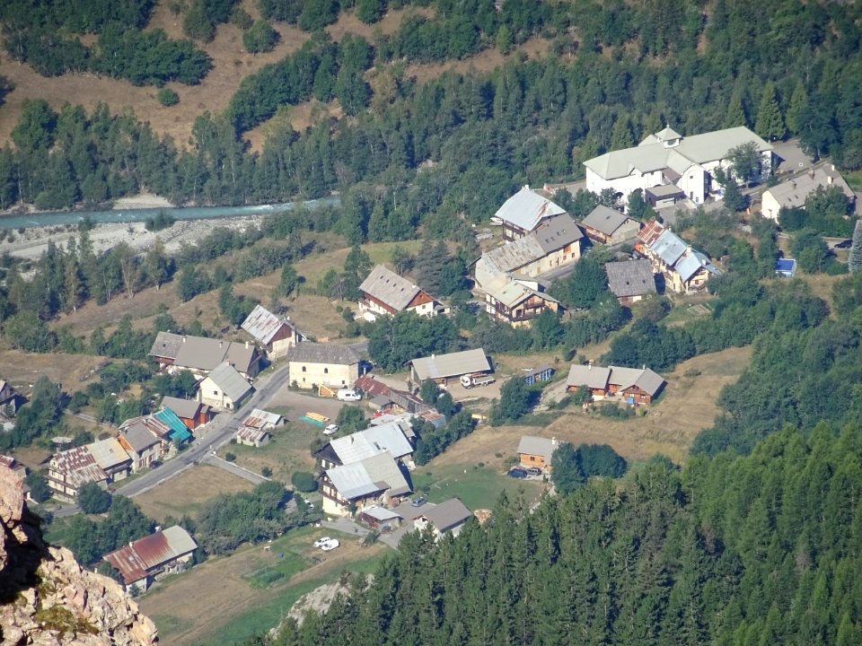 Au zoom, le dernier hameau de Pelvoux, les Claux. on disti… 
