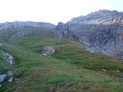 Je quitte le sentier et remonte ce versant herbeux et raid… 