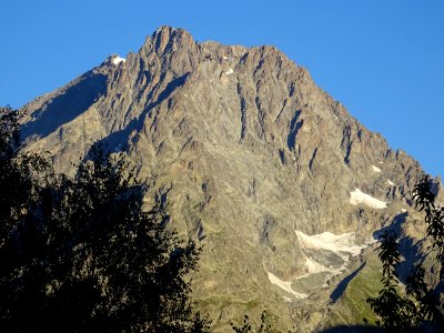 Le Mont Pelvoux, par dessous, dans la lumière du matin 