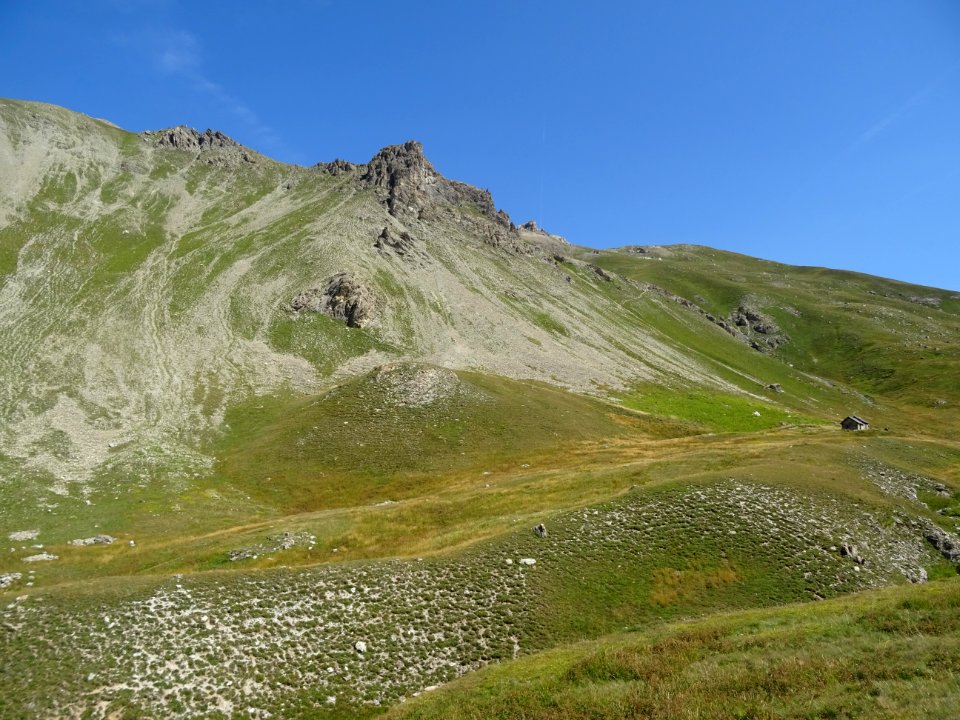 La cabane de Néal blottie sous le Roc de Chabriller 