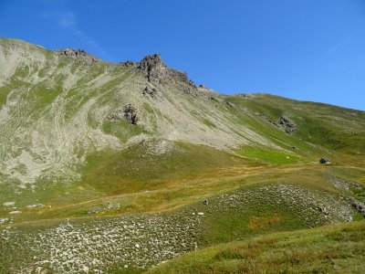La cabane de Néal blottie sous le Roc de Chabriller 