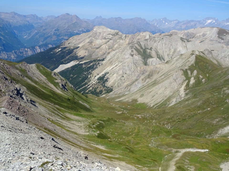 Vue vers la descente dans le vallon du Torrent de la Pisse… 
