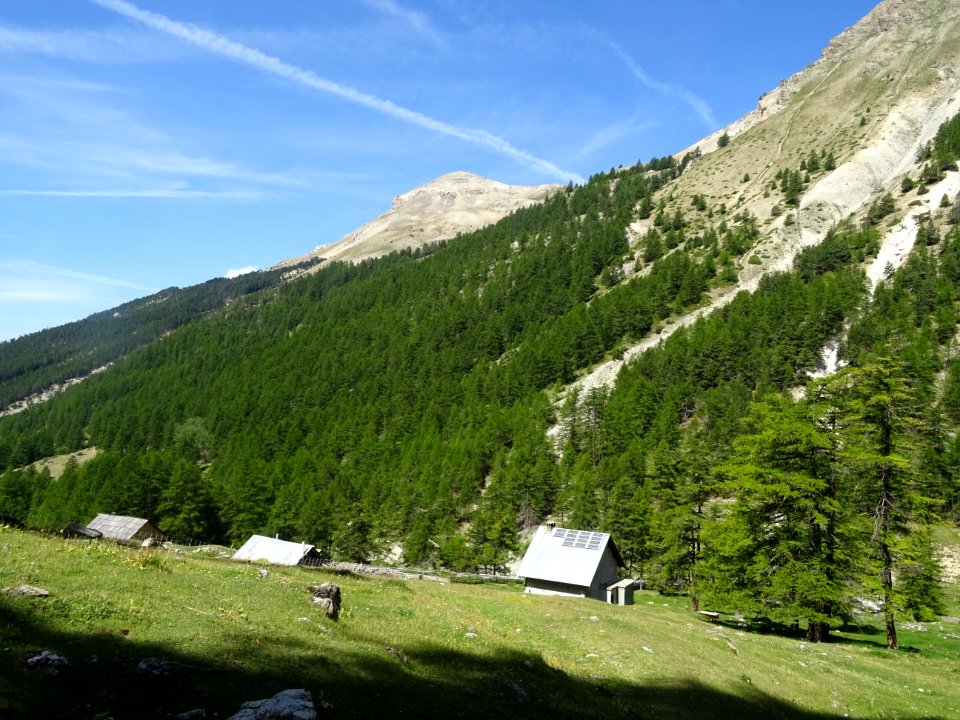 Quelques chalets, Le Cougnet. Au fond la Crête du Peyron 