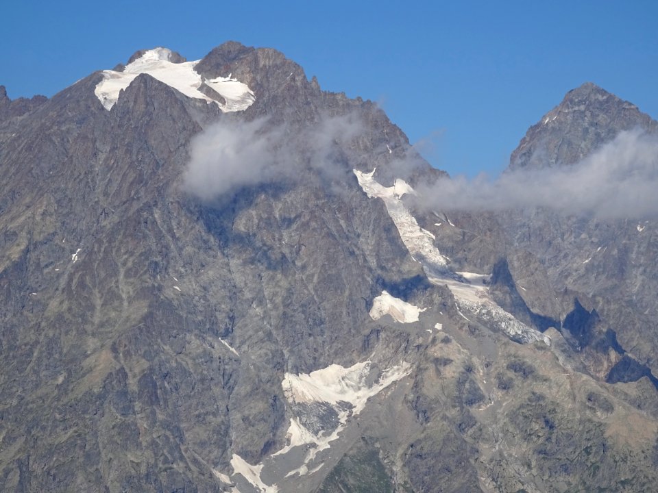 Le Mont Pelvoux et la face sud de la Barre des Ecrins 
