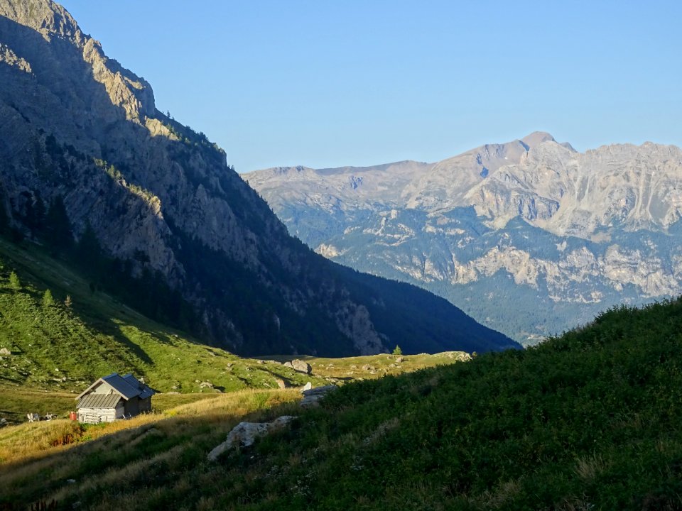 Les premiers rayons de soleil éclairent la cabane de Néal.… 