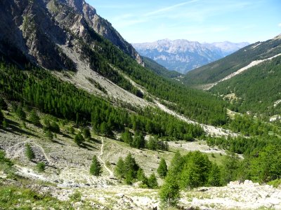Les zig-zags du sentier dans la descente dans le vallon du… 