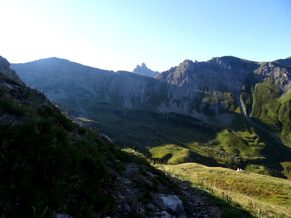 A gauche le Pic des Esparges Fines, en face le Pic du Béal… 