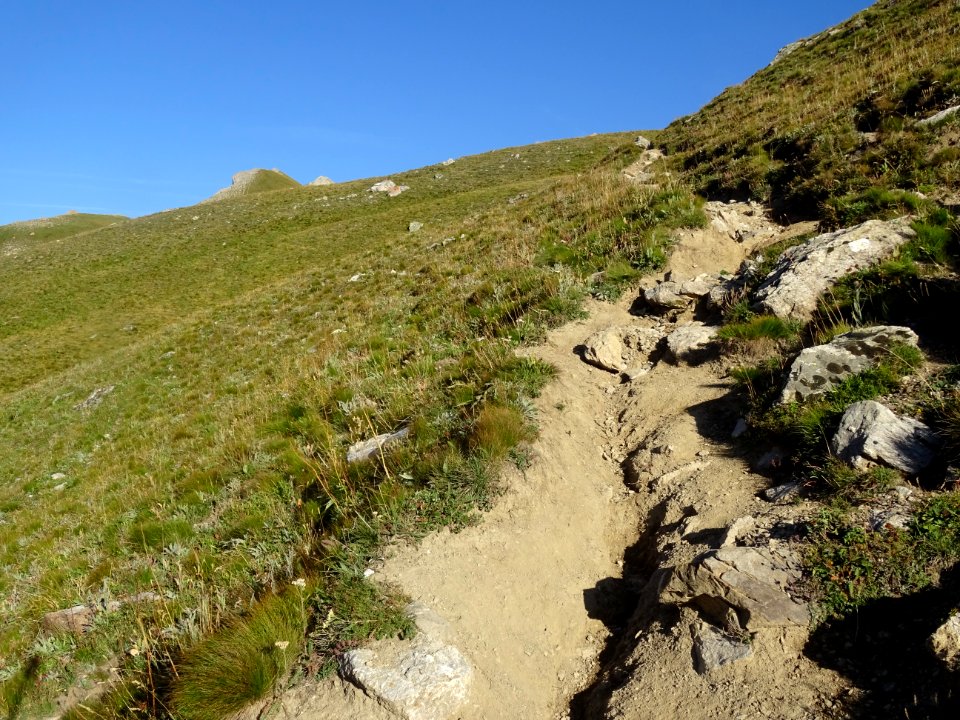 Le sentier est plus pentu et raviné par les pluies 