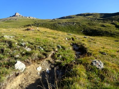 Le sentier devient plus pentu 