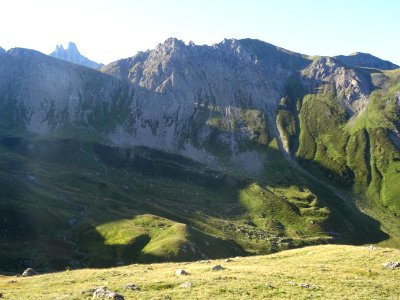 A l'arrière-plan, à gauche, le Pic du Béal Traversier 