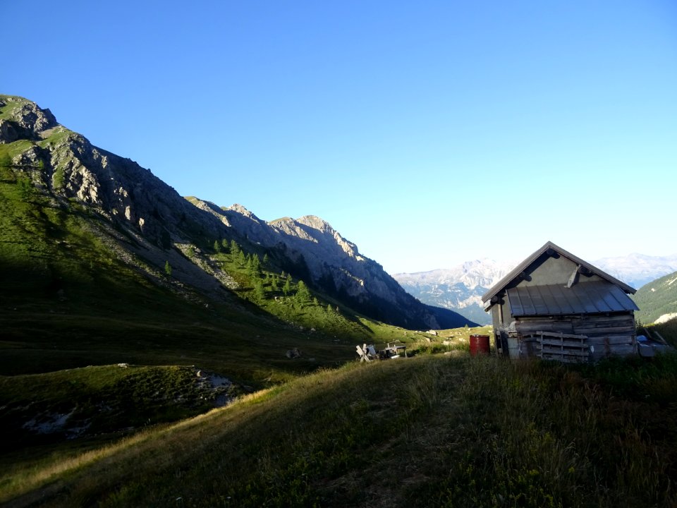 Les premiers rayons de soleil éclairent la cabane de Néal 