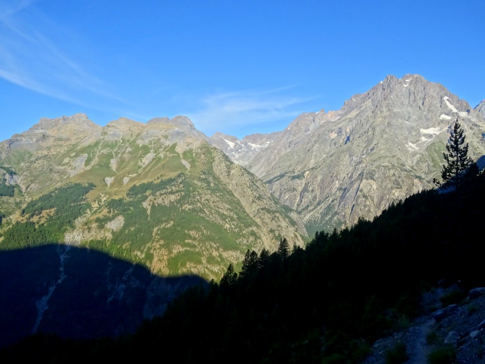 La Rouya et le Mont Pelvoux par en-dessous 