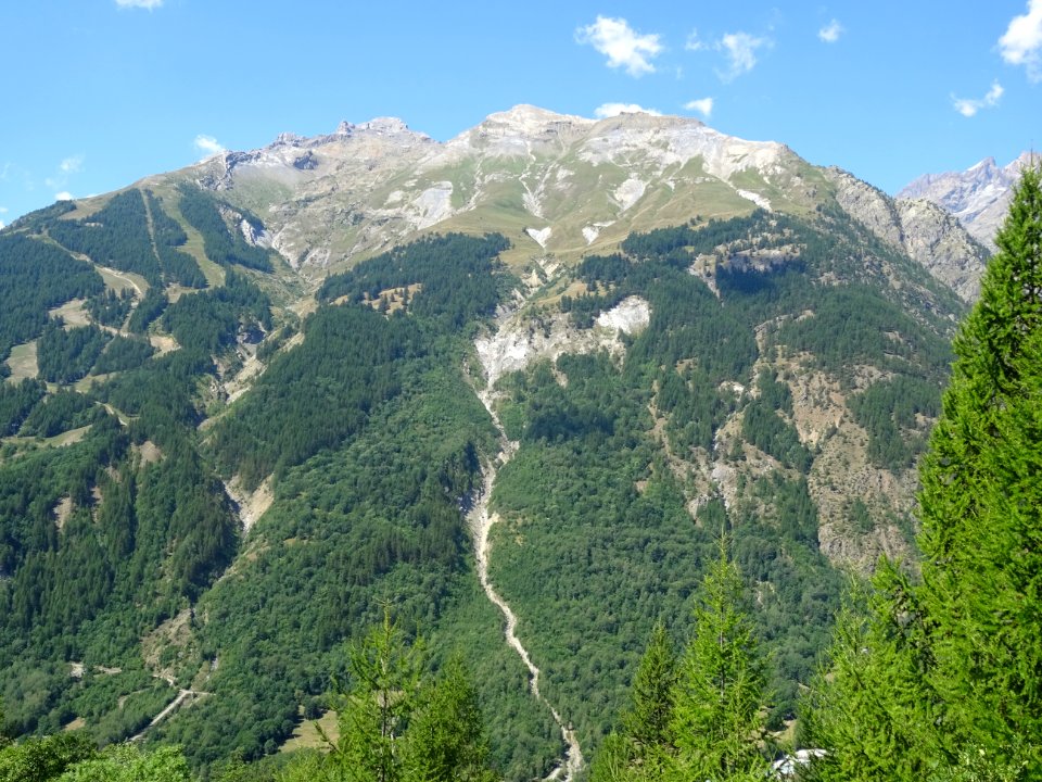 La Blanche à gauche, la Rouya au centre. Les pistes de ski… 