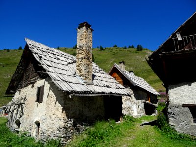 Anciens chalets aux toits de bardeaux de bois, Les Fonts 