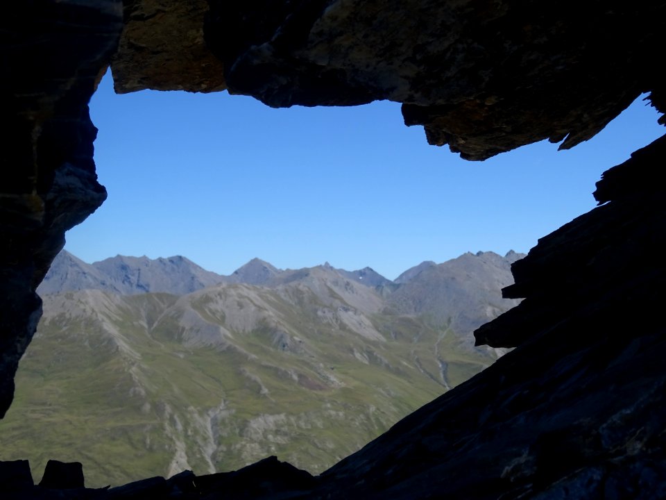 Fenêtre avec vue sur montagnes 
