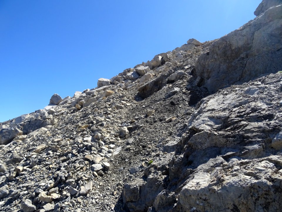 Dernière montée raide dans les éboulis, sous le sommet de … 