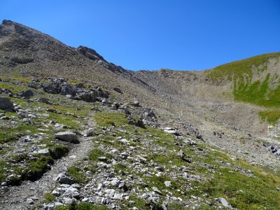 Une sente bien visible file vers le Col de Chaude Maison 