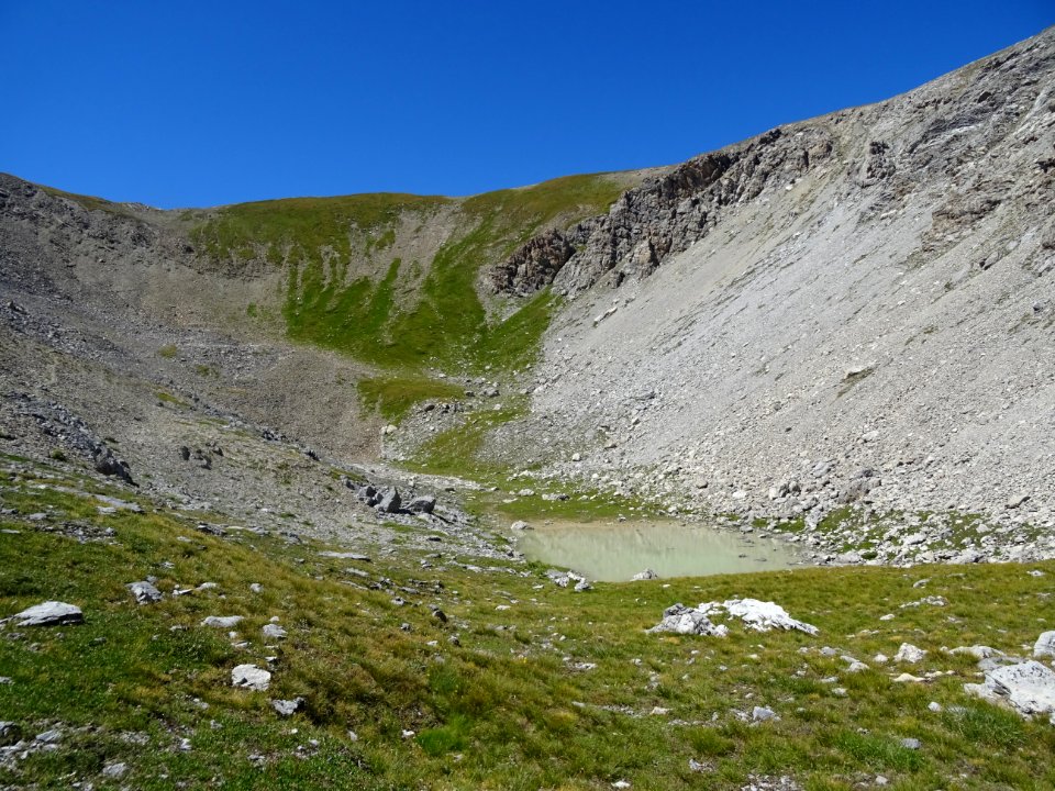 Petit lac glaciaire laiteux, sans nom à la côte 2676 m 