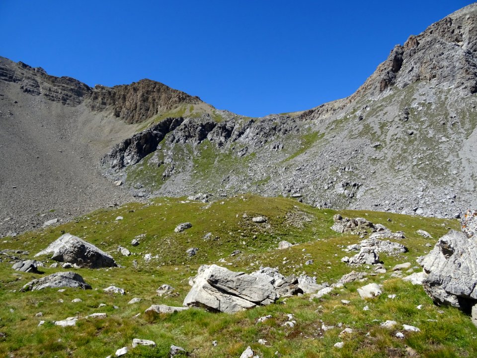 En face la montée vers le Col de Chaude Maison, invisible … 