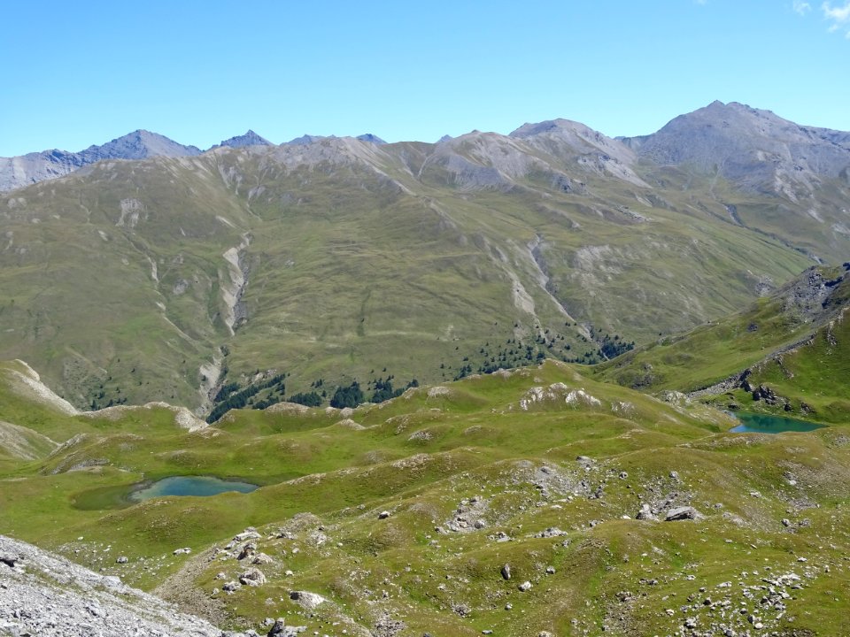 En se retournant, à gauche, le lac de l'Etoile, à droite, … 