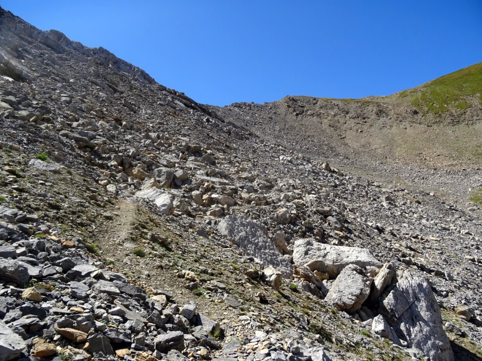 Une sente bien visible file vers le Col de Chaude Maison 