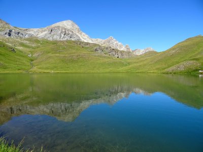 Reflets dans le lac des Cordes: la pointe sans nom (2878 m… 