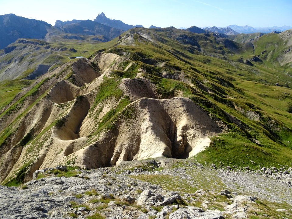 Vue depuis le Pic de Maravoise, sur la zone d'érosion en e… 