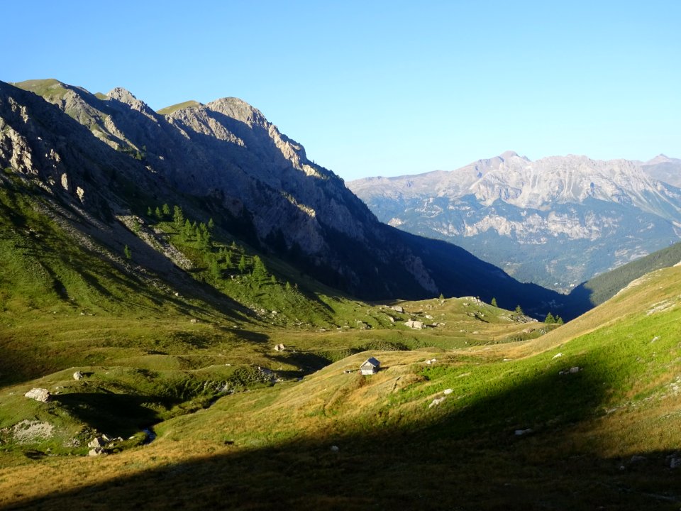 Les premiers rayons de soleil éclairent la cabane de Néal.… 