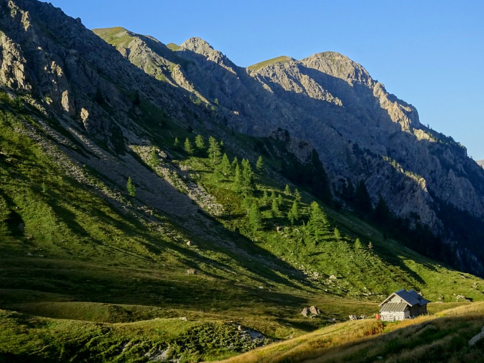 Les premiers rayons de soleil éclairent la cabane de Néal 