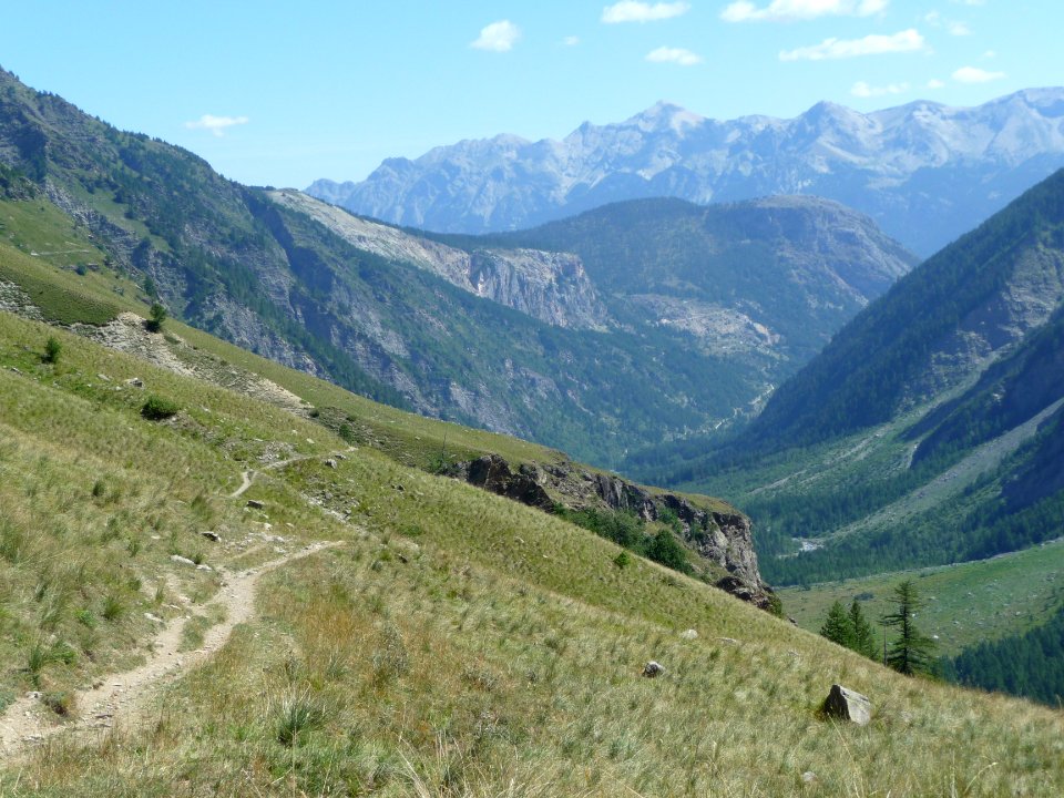 La longue descente du vallon du Fournel ... au fond le pic… 