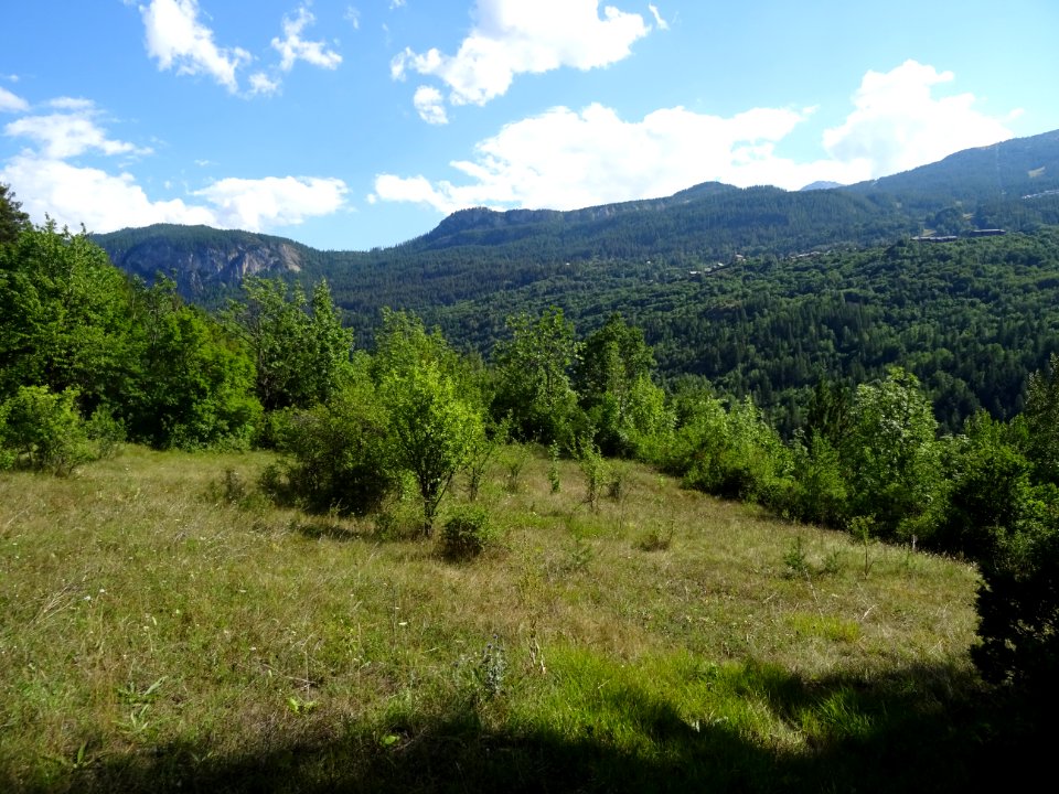 La vue vers Puy St Vincent et le col de la Pousterle 