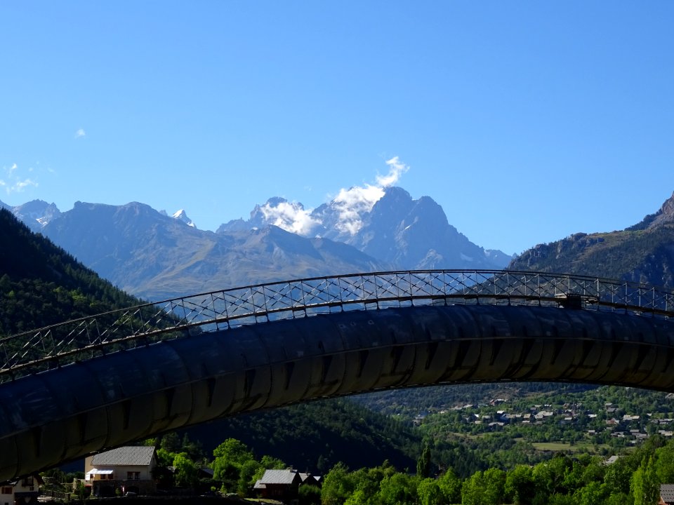 Le Pic sans Nom et le Mont Pelvoux, au-dessus de la condui… 