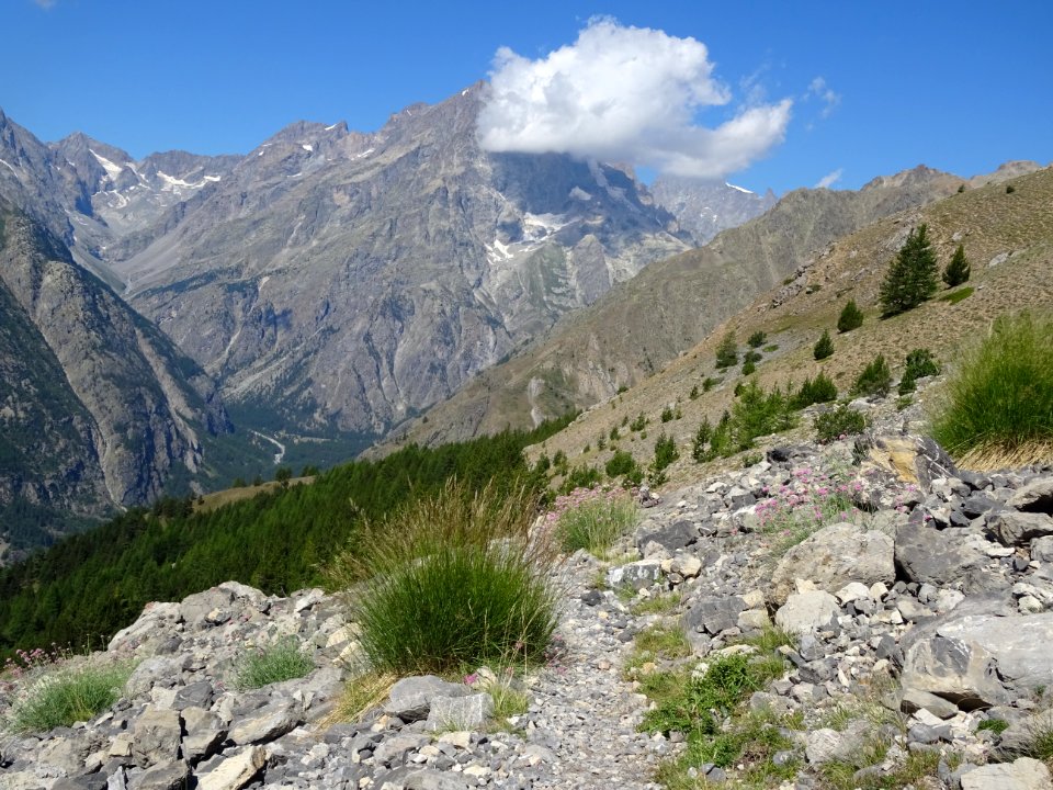 Un nuage blanc s'accroche au Mont Pelvoux 