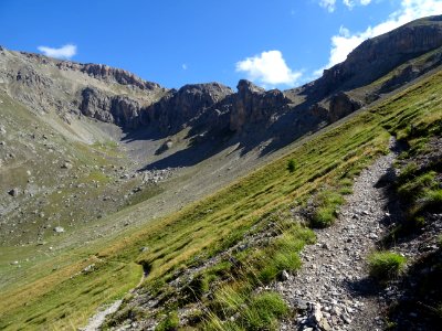 Dans la descente, regard arrière vers le haut et le col de… 