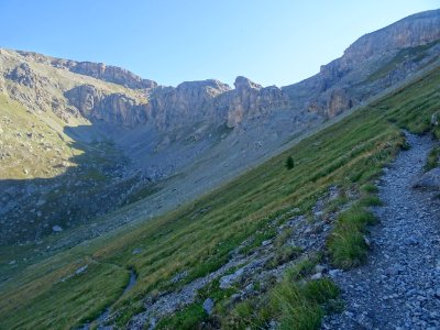 Le sentier monte vers le Col de Vallouise photo