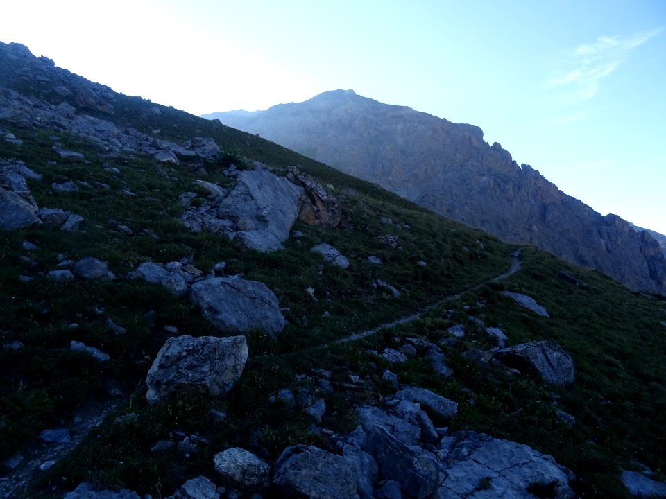Le sentier grimpe vers la Tête des Lauzières 