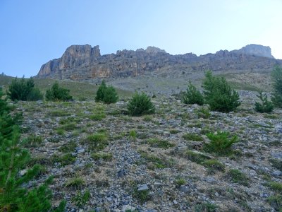 En regardant vers le haut, les barres rocheuses sous la ci… 