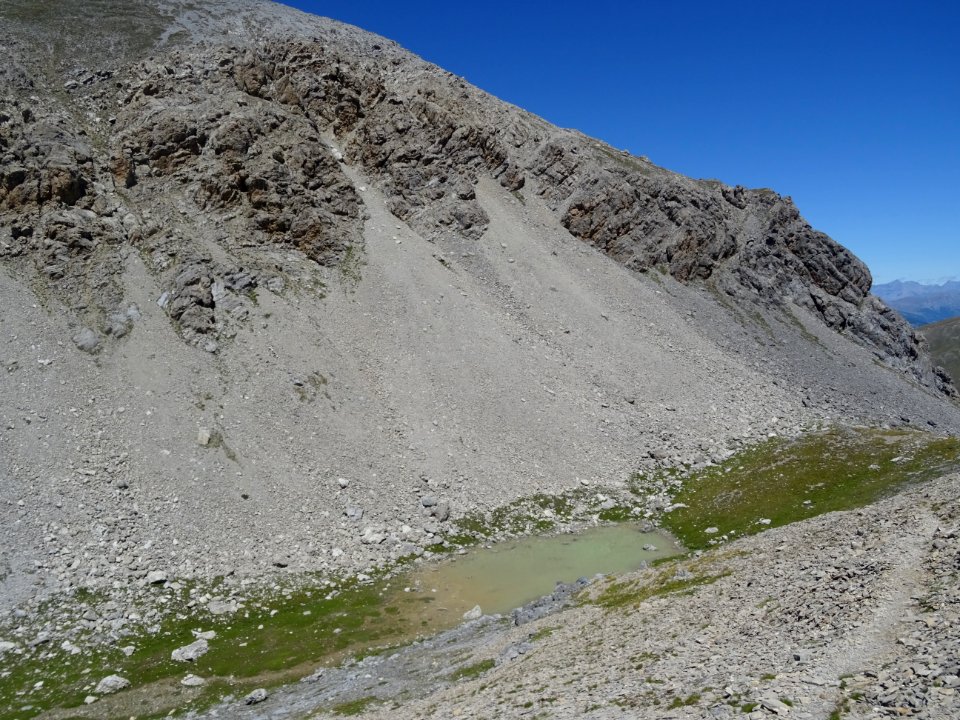 Petit lac glaciaire laiteux sans nom, à la côte 2676m 