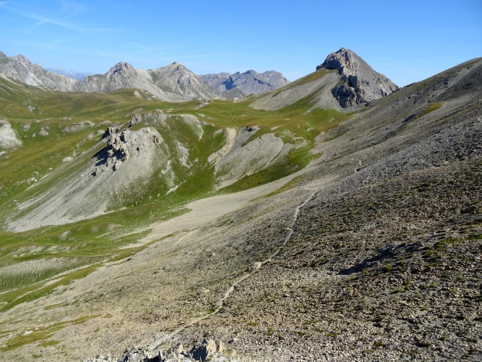 Depuis le Col du Givre, un sentier à flanc de pierrier ram… 