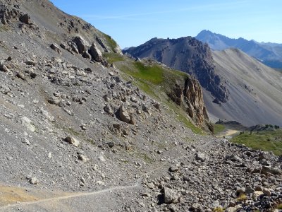 Sentier ( non emprunté) qui redescend du Col du Lauzon ver… 