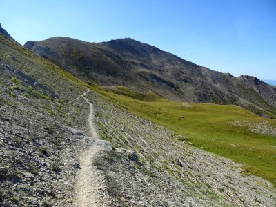 Le sentier depuis le col du Néal file sud-est vers le col … 