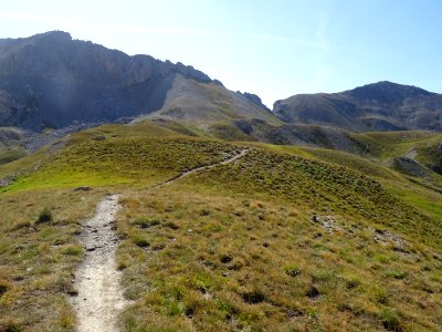 Le sentier depuis le col du Néal file sud-est vers le col … 