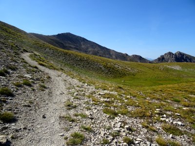 Le sentier depuis le col du Néal file sud-est vers le col … 