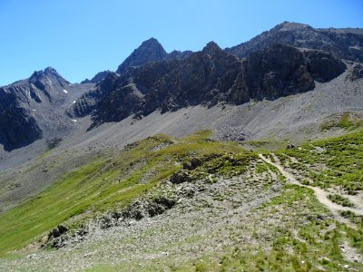 Depuis le Col des Marsailles, le sentier descend et se rap… 
