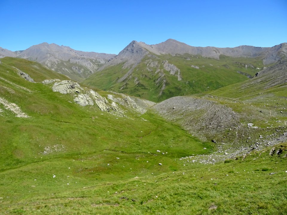 Le sentier descend dans une immense prairie, le Ravin des … 